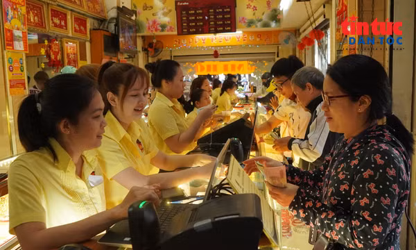 Lượng khách mua vàng tích trữ tăng cao khi giá vàng miếng giảm.