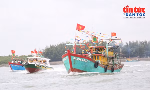 Hơn 100 tàu ghe cùng ngư dân Cần Giờ ra biển làm lễ Nghinh Ông