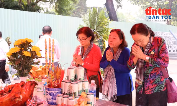 Người dân thành kính tri ân các liệt sĩ tại Công viên Lê Thị Riêng