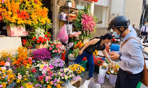 TP Hồ Chí Minh: Hoa tươi đắt hàng trong Ngày Phụ nữ Việt Nam