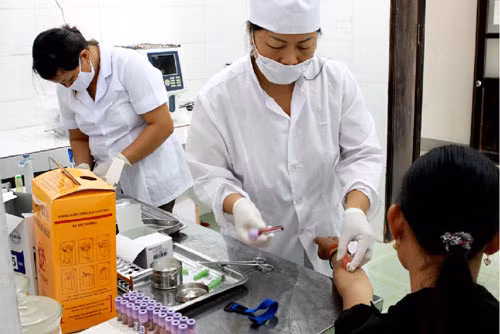 Bảo hiểm y tế - “vắcxin” cho người nhiễm HIV ảnh 1