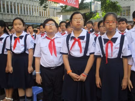 Chật vật khai giảng trong mưa ảnh 4