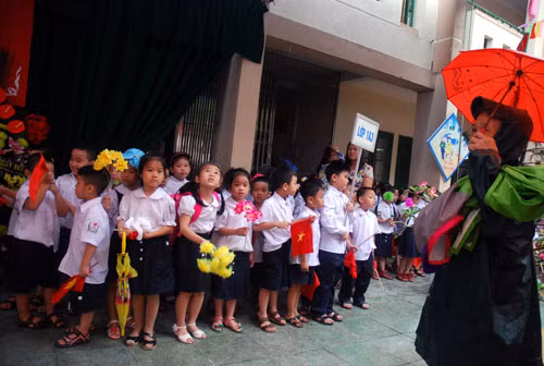 Phụ huynh “dầm mưa” đón con sau khai giảng ảnh 6