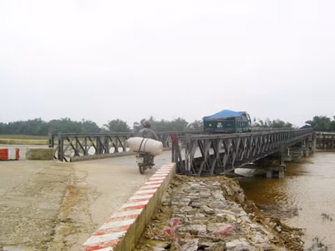 Thay thế cầu vượt sông Thu Bồn bị lũ cuốn trôi ảnh 1