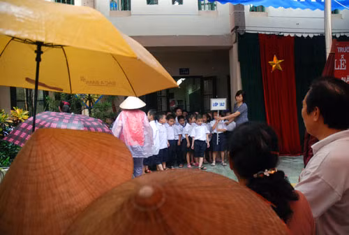 Phụ huynh “dầm mưa” đón con sau khai giảng ảnh 2
