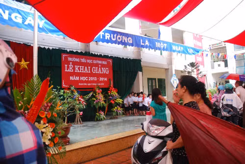 Phụ huynh “dầm mưa” đón con sau khai giảng ảnh 1