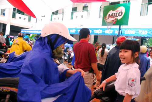 Phụ huynh “dầm mưa” đón con sau khai giảng ảnh 7
