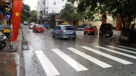 Ùn tắc giao thông cục bộ trong ngày khai giảng ảnh 2