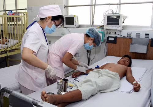 Bệnh sốt xuất huyết vẫn diễn biến phức tạp ảnh 1