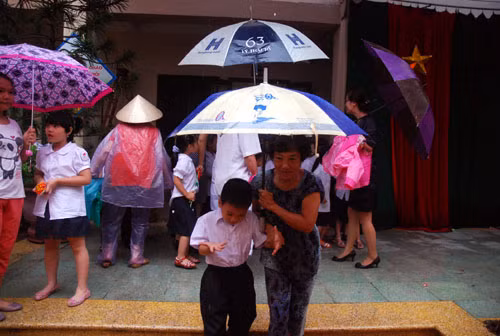 Phụ huynh “dầm mưa” đón con sau khai giảng ảnh 4