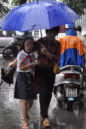 Chật vật khai giảng trong mưa ảnh 1