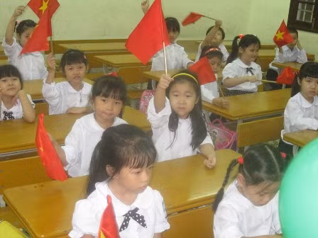 Chật vật khai giảng trong mưa ảnh 3