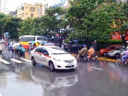 Ùn tắc giao thông cục bộ trong ngày khai giảng ảnh 3