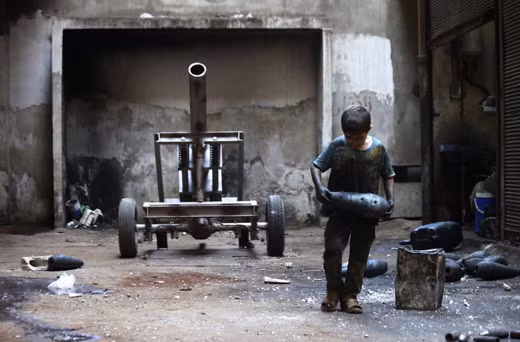 Ám ảnh cậu bé 10 tuổi trong xưởng vũ khí Syria ảnh 2