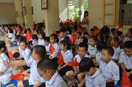 Chật vật khai giảng trong mưa ảnh 2