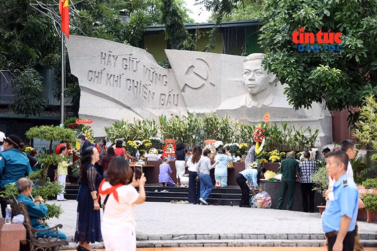 Dòng người về Công viên Lê Thị Riêng cầu mong các liệt sĩ sớm trở về.