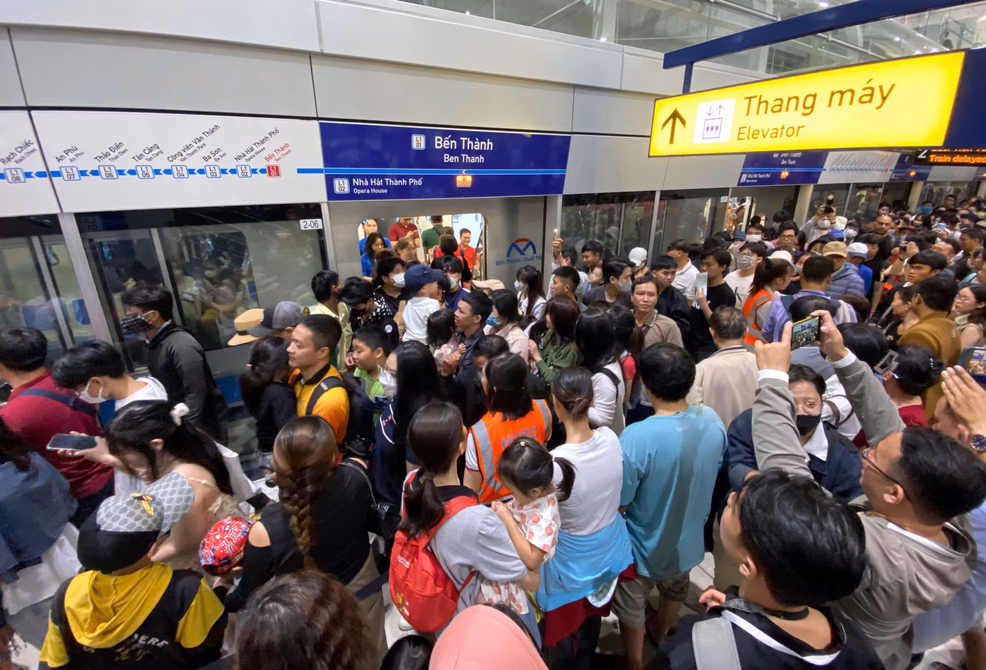Đông đảo người dân trải nghiệm tuyến metro sau khi chính thức đưa vào vận hành thương mại.