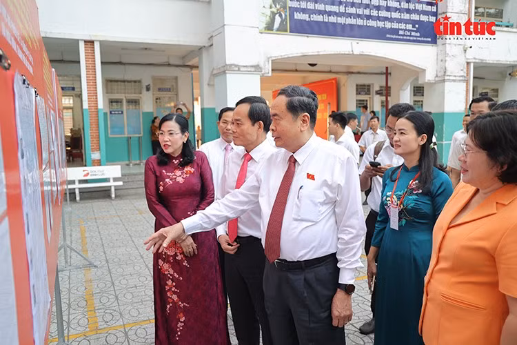 Chủ tịch Quốc hội Trần Thanh Mẫn dự Ngày bầu cử tại xã Hóc Môn.