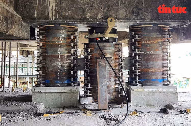 Hơn 100 kích thủ lực nâng tĩnh không cầu Bình Triệu 1 lên hơn 1m.