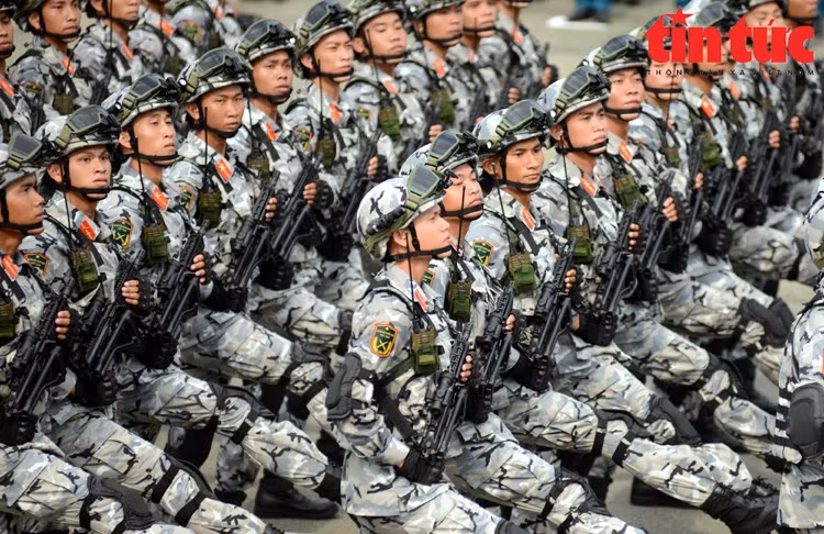 Các khối quân đội diễu binh qua lễ khán đài.