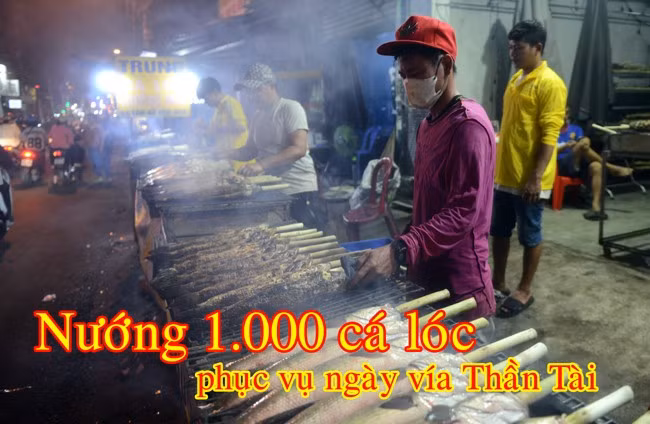 Một cửa hàng trên đường Tân Kỳ - Tân Quý (quận Tân Phú) đã nướng xuyên đêm 1.000 con cá phục vụ cho ngày vía Thần Tài.