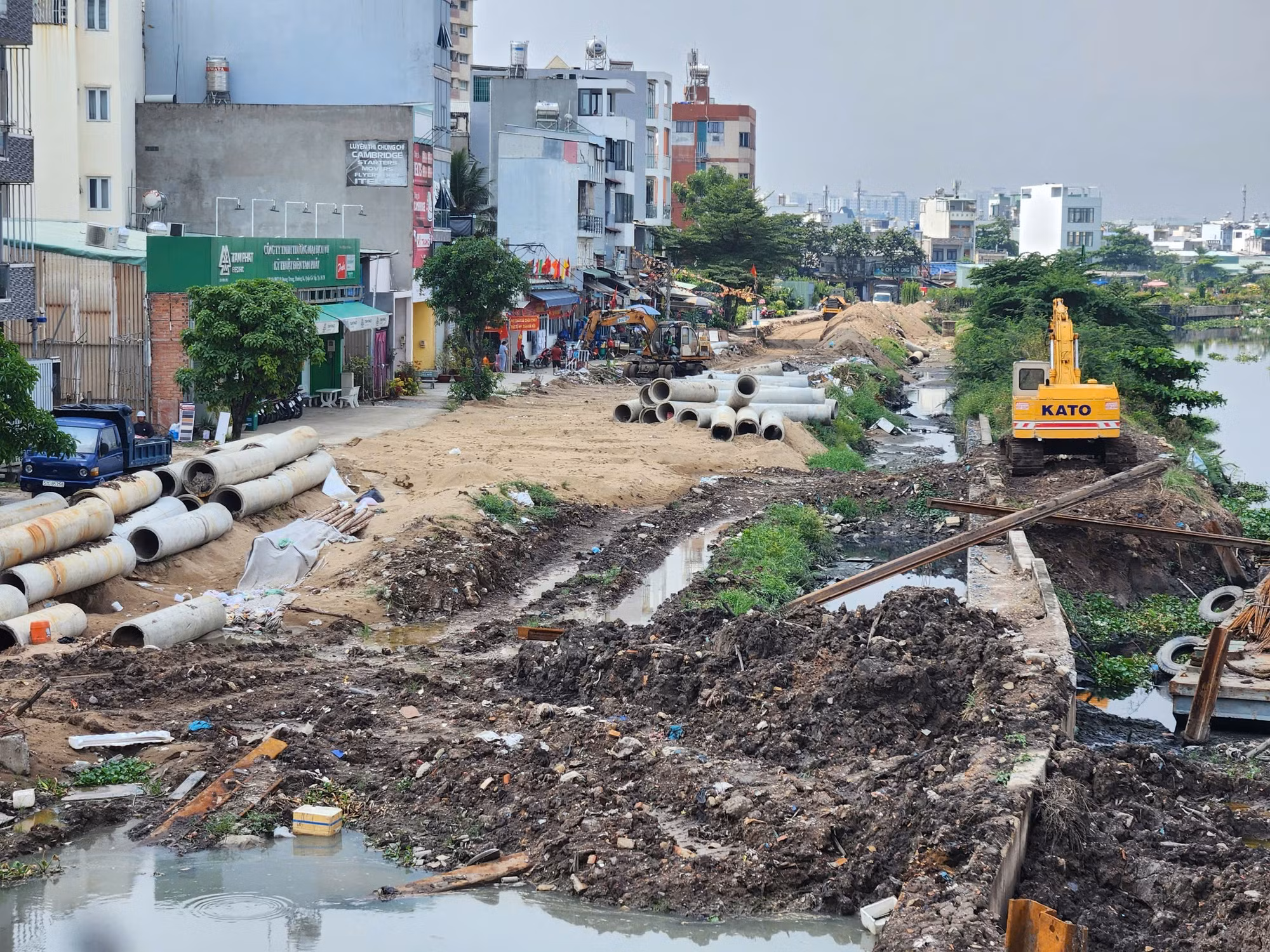 hiều vướng mắc khiến dự án kênh Tham Lương – Bến Cát – Rạch Nước Lên chậm tiến độ.