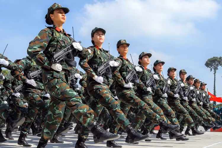 Khối Nữ chiến sĩ Biệt động Sài Gòn luyện tập cường độ cao dưới trời nắng nóng.