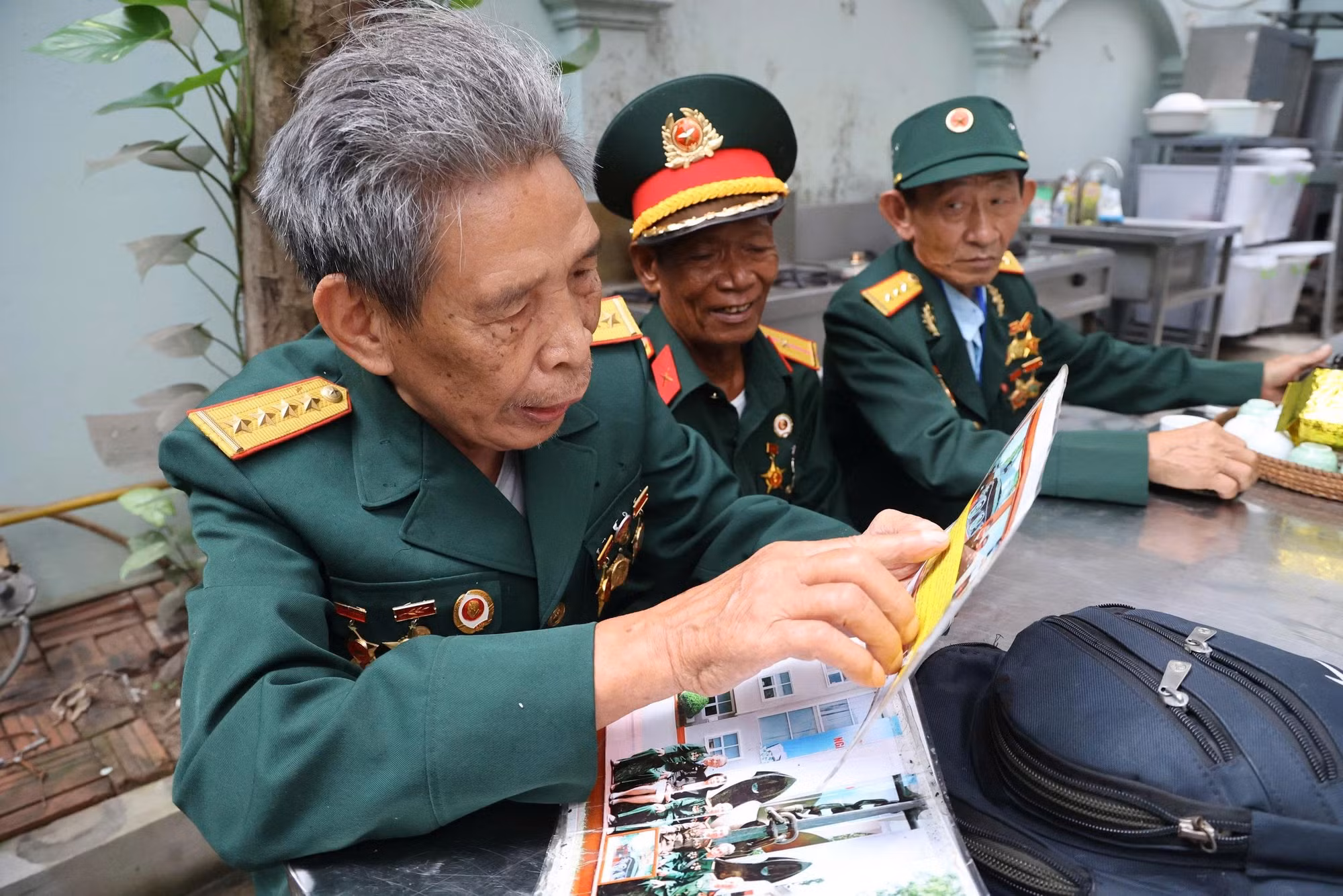 Các cựu chiến binh vui vẻ ôn lại kỷ niệm chiến trường xưa khi gặp nhau ở căn nhà lưu trú miễn phí ở Hà Nội.