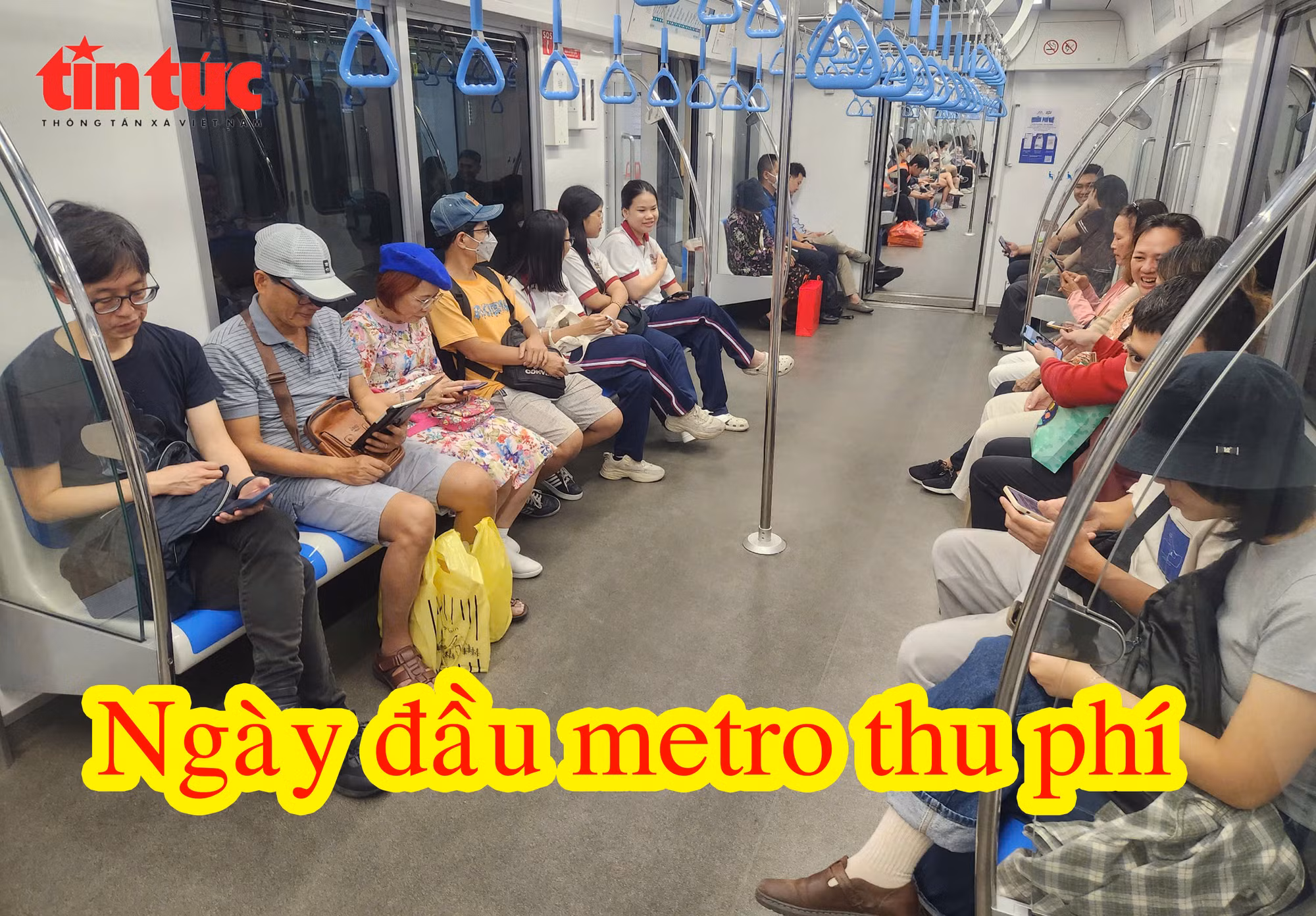 Hành khách đi metro trong ngày đầu thu phí vẫn rất đông.