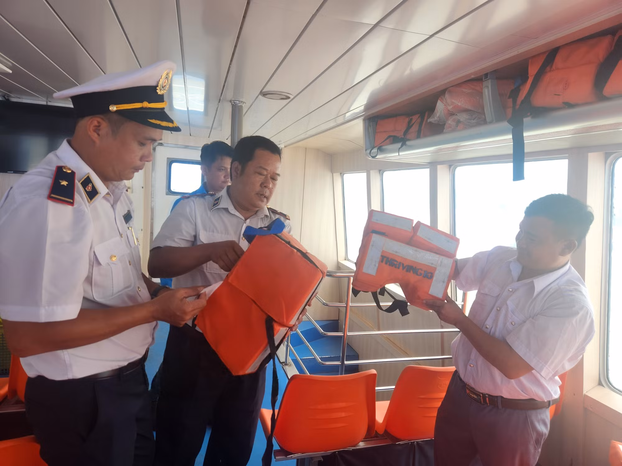 Kiểm tra áo phao trên phà biển Cần Giờ - Vũng Tàu.