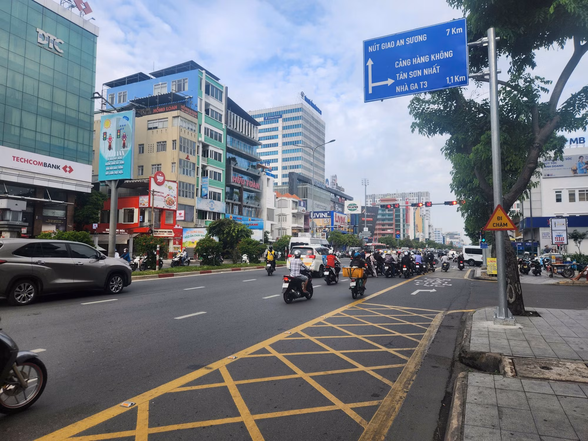 Vạch mắt võng tại các điểm giao thông phức tạp như giao lộ Cộng Hòa – 18E.
