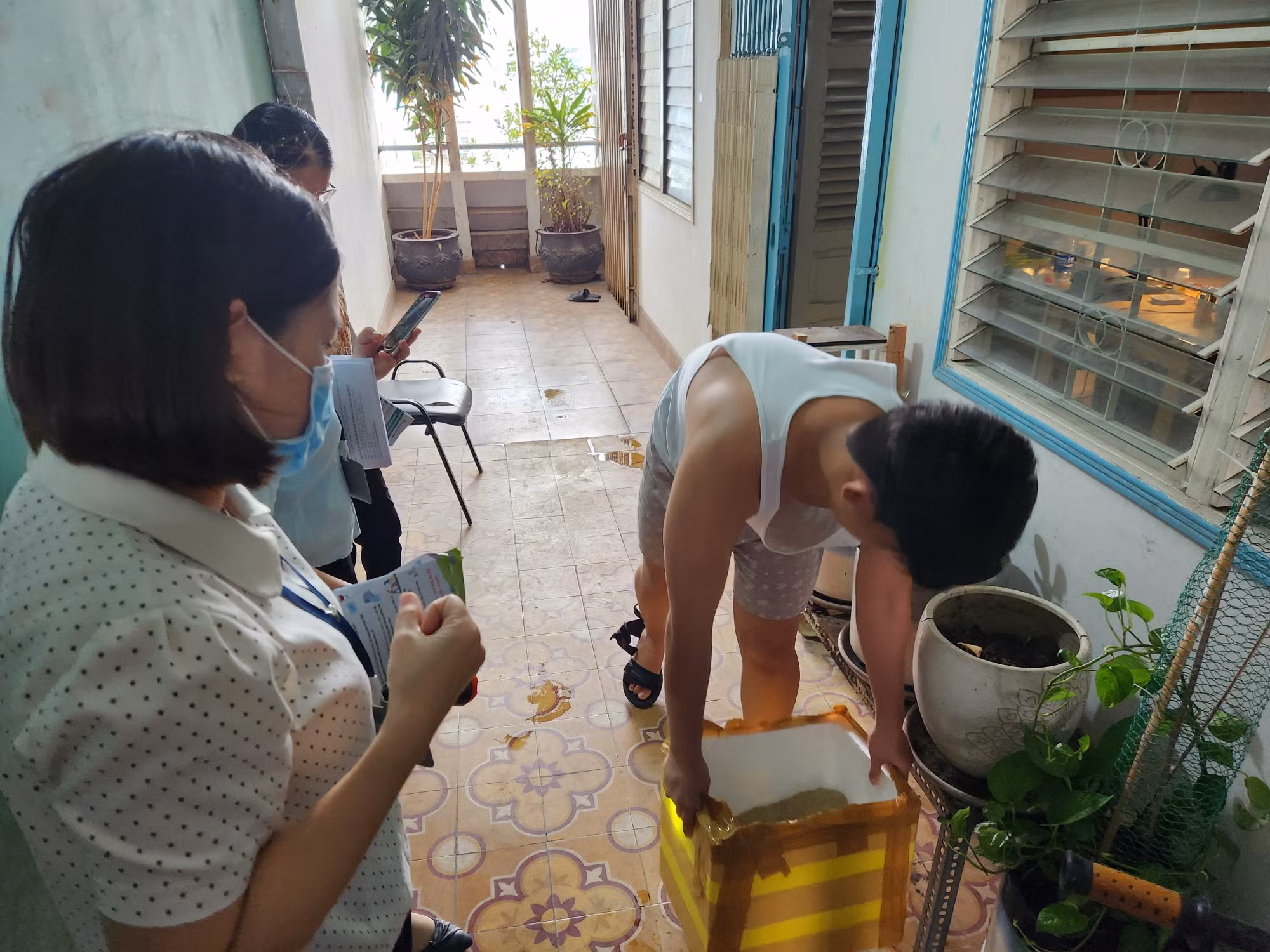 Lực lượng Y tế phường Tân Bình (TP Hồ Chí Minh) tuyên truyền người dân diệt lăng quăng phòng chống dịch sốt xuất huyết.