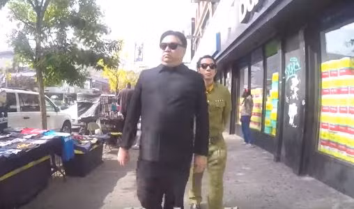 Ông ‘Kim Jong-un’ thong thả tản bộ tại New York, thăm Tháp Trump ảnh 1