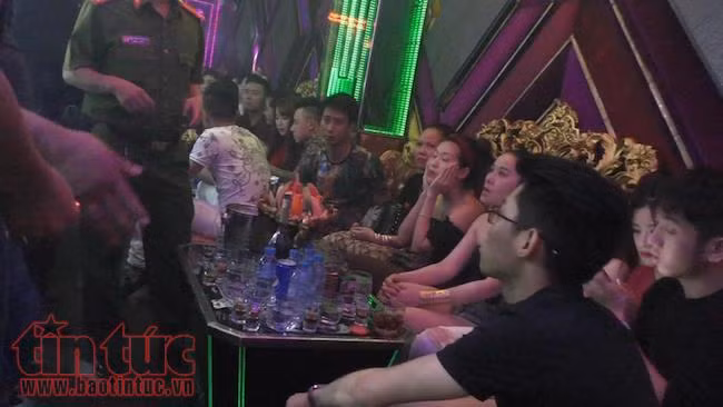 Bất ngờ đột kích 3 quán bar lớn ở Sài Gòn, phát hiện nhiều dân chơi ma tuý ảnh 1