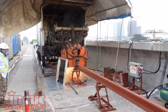 50 mét thanh ray đầu tiên đã lắp trên tuyến metro số 1 Bến Thành – Suối Tiên ảnh 4