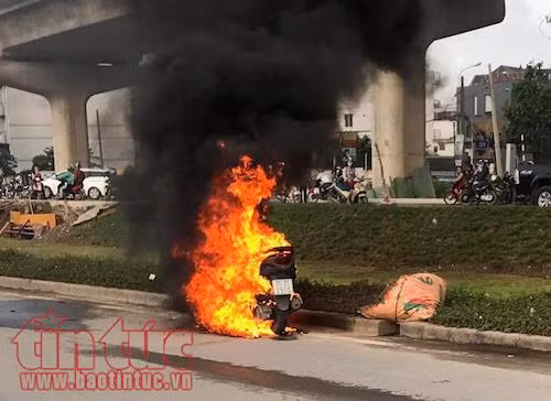 Xe Attila bất ngờ bốc cháy, người đàn ông 'bỏ của chạy lấy người' ảnh 2