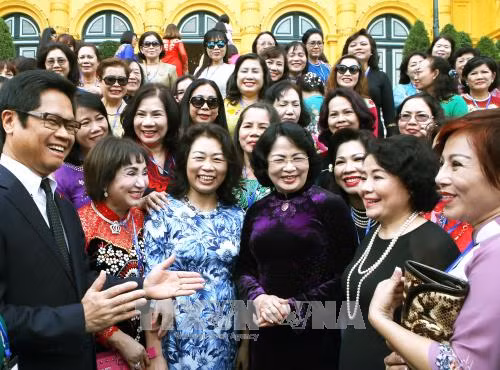 Phó Chủ tịch nước gặp mặt Đoàn nữ doanh nhân tiêu biểu được tặng Cúp Bông hồng vàng ảnh 2
