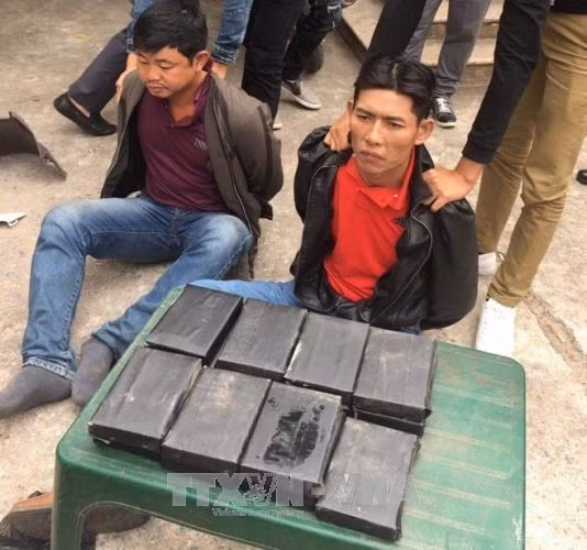 Bắt quả tang 2 đối tượng giấu 15 bánh heroin trong hộc xe máy ảnh 1
