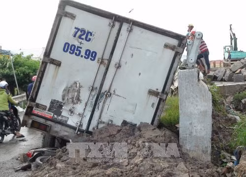 Bạc Liêu: Xe tải tuột dốc cầu làm 4 người thương vong ảnh 1