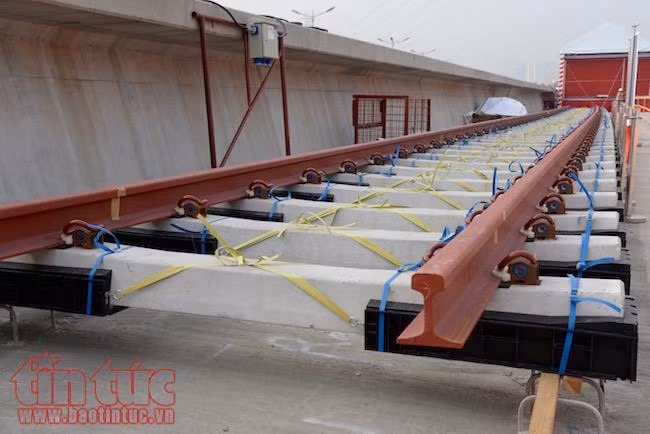 50 mét thanh ray đầu tiên đã lắp trên tuyến metro số 1 Bến Thành – Suối Tiên ảnh 2
