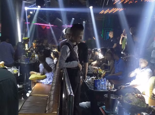 Kiểm tra đồng loạt quán bar Sài Gòn, dân chơi phi tang viên nén nghi là ma túy ảnh 1