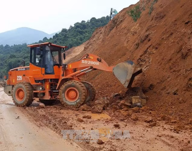 Nỗ lực khắc phục sạt lở trên Quốc lộ 279 đoạn qua Tuần Giáo, Điện Biên ảnh 1