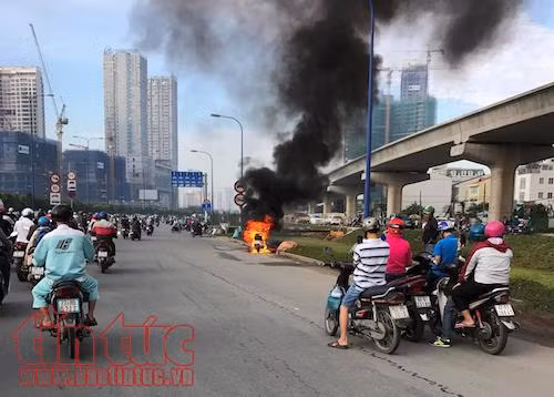 Xe Attila bất ngờ bốc cháy, người đàn ông 'bỏ của chạy lấy người' ảnh 1