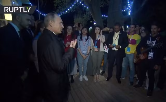 Lý do khiến Tổng thống Putin đề nghị sinh viên… véo mình ảnh 1