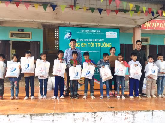 'Cùng em tới trường' hoàn thành trao gửi hàng ngàn suất quà trong năm 2017 ảnh 5