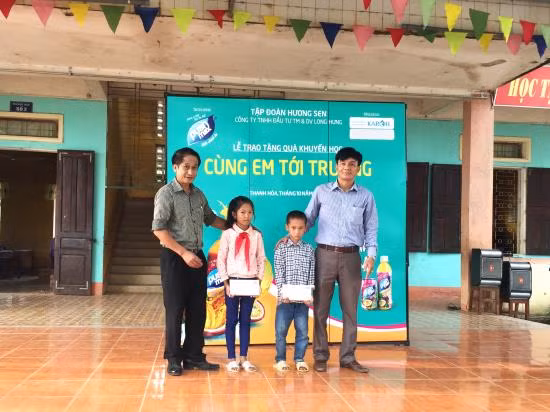 'Cùng em tới trường' hoàn thành trao gửi hàng ngàn suất quà trong năm 2017 ảnh 4