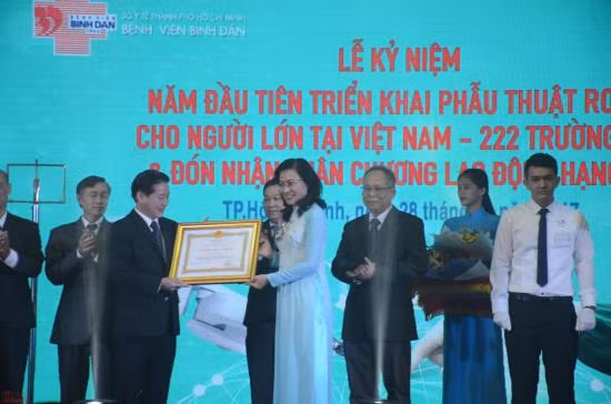 222 người bệnh được 'người máy' phẫu thuật thành công trong một năm ảnh 1