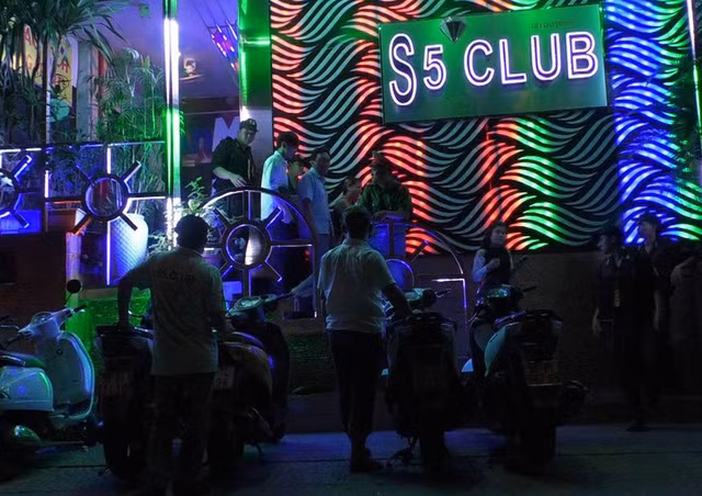 Kiểm tra đồng loạt quán bar Sài Gòn, dân chơi phi tang viên nén nghi là ma túy ảnh 3
