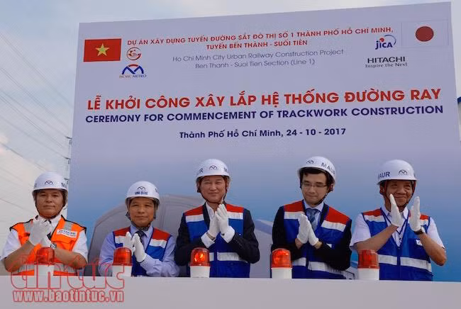 50 mét thanh ray đầu tiên đã lắp trên tuyến metro số 1 Bến Thành – Suối Tiên ảnh 1