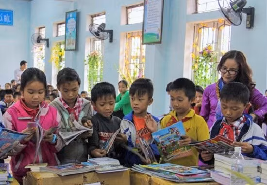 Gần 15.000 bản sách được trao cho học sinh vùng lũ miền Trung ảnh 1